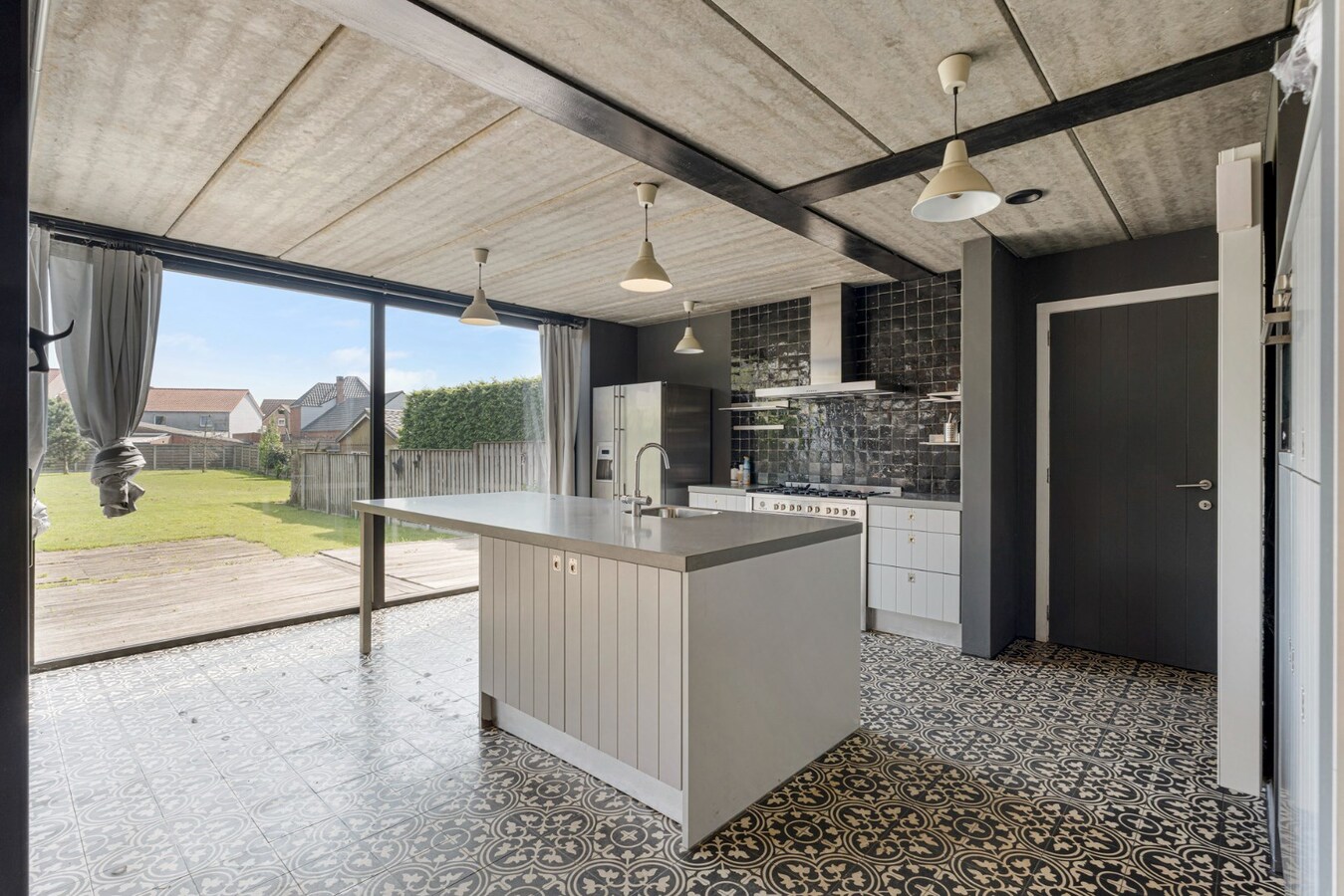 Recente, halfvrijstaande gezinswoning in een moderne bouwstijl op een perceel van 11a06ca! 