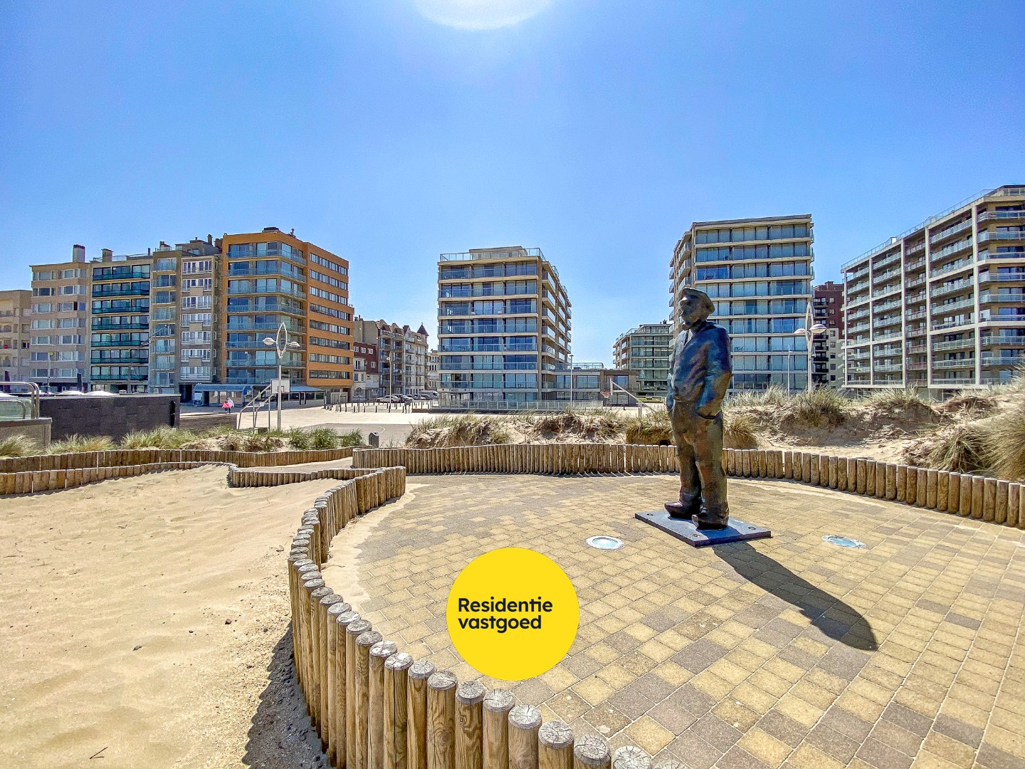 2-slaapkamerappartement (84m²) met FRONTAAL &amp; LATERAAL ZEEZICHT en 2 TERRASSEN op de zeedijk te De Panne. 