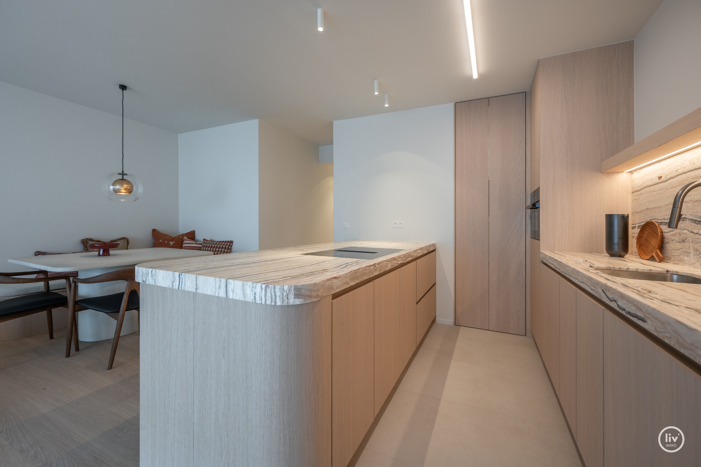 Gerenoveerd 3 slaapkamerappartement centraal gelegen vlakbij de LIppenslaan te Knokke. 