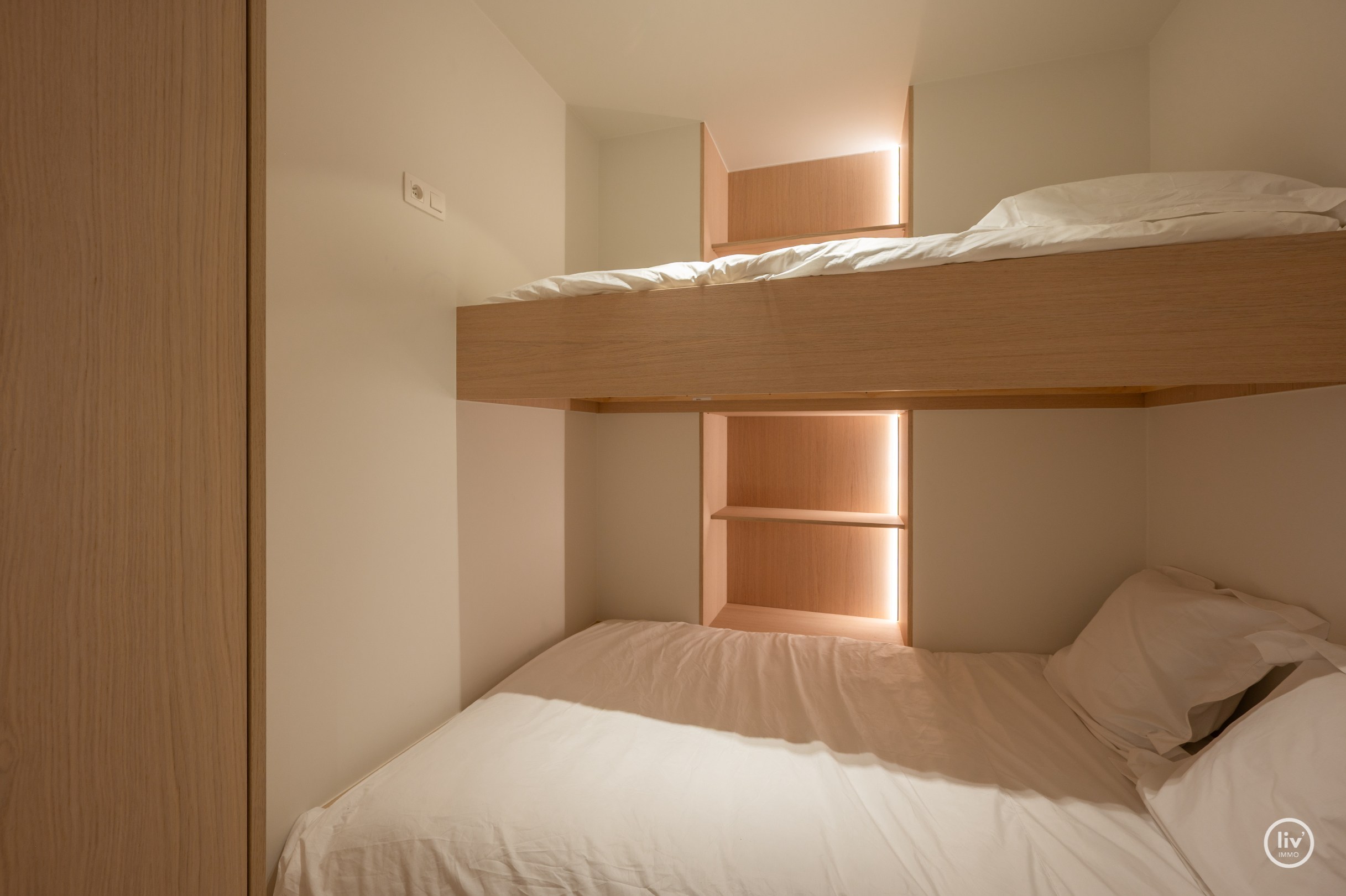 Gerenoveerd 3 slaapkamerappartement centraal gelegen vlakbij de LIppenslaan te Knokke. 