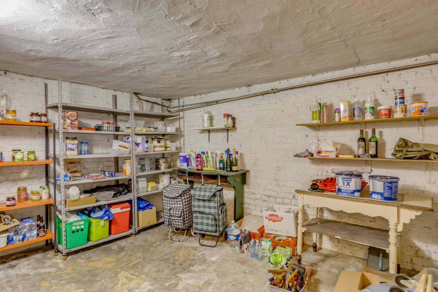 Op te knappen woning met prachtige tuin! 