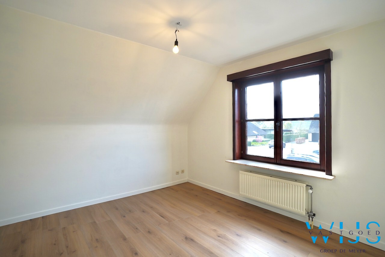 Instapklaar woonhuis in woonwijk te Eeklo! 