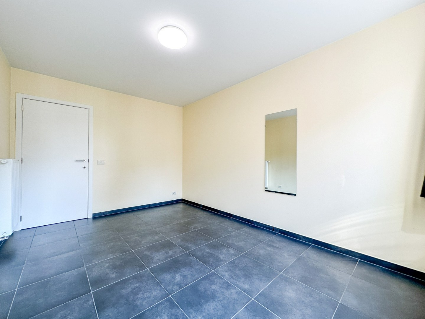 Instapklaar energiezuinig appartement hartje Eernegem, met zonnig terras, topligging. 