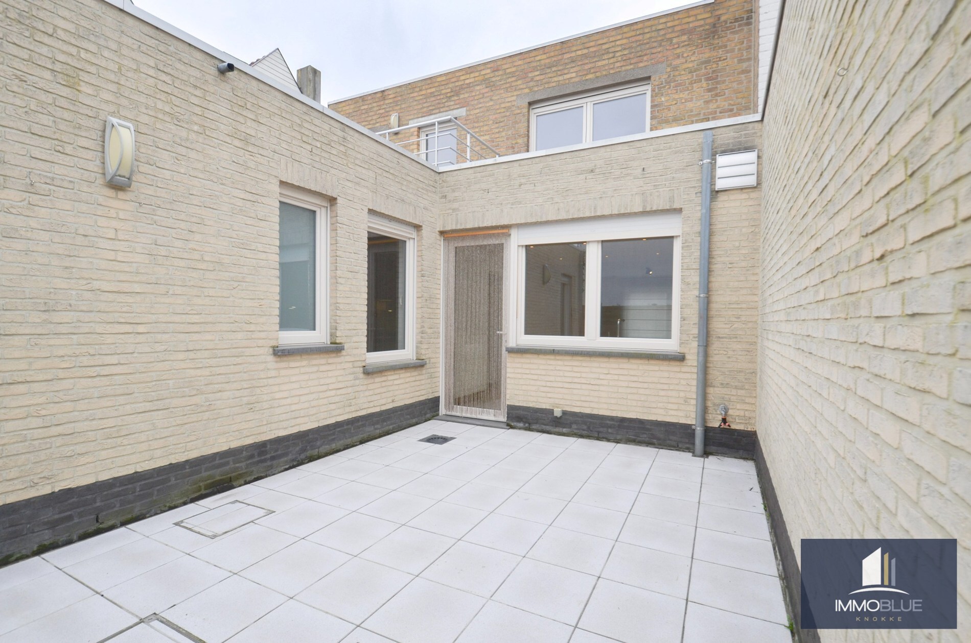 Grande maison avec de grandes terrasses et un garage attenant, située près de la rue Keuvelhoek. 