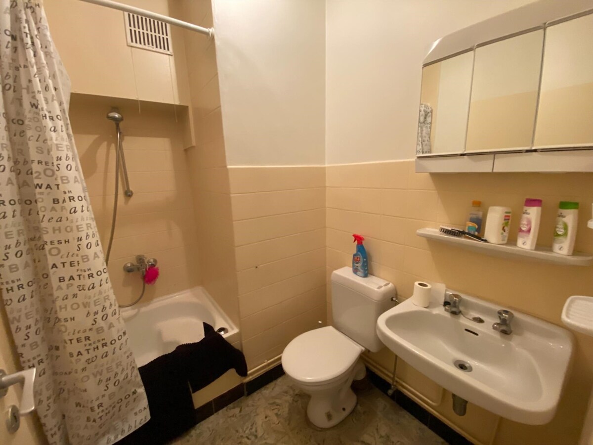 Uitstekend gelegen kelderappartement met groot terras in Nieuwpoort-Bad 