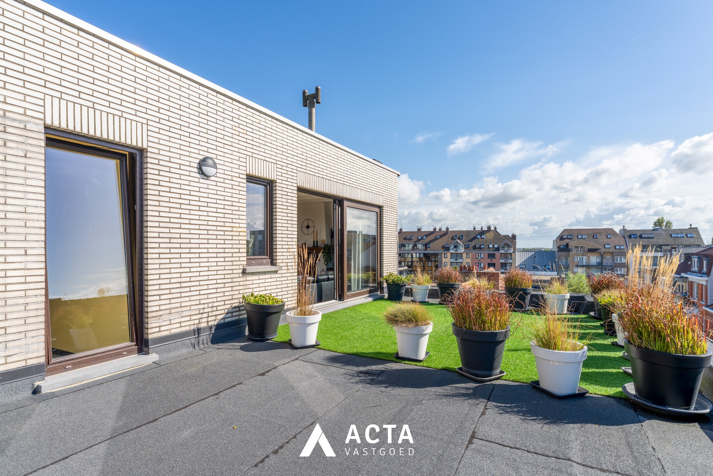 Dakappartement met zonnige terrassen in Mariakerke 