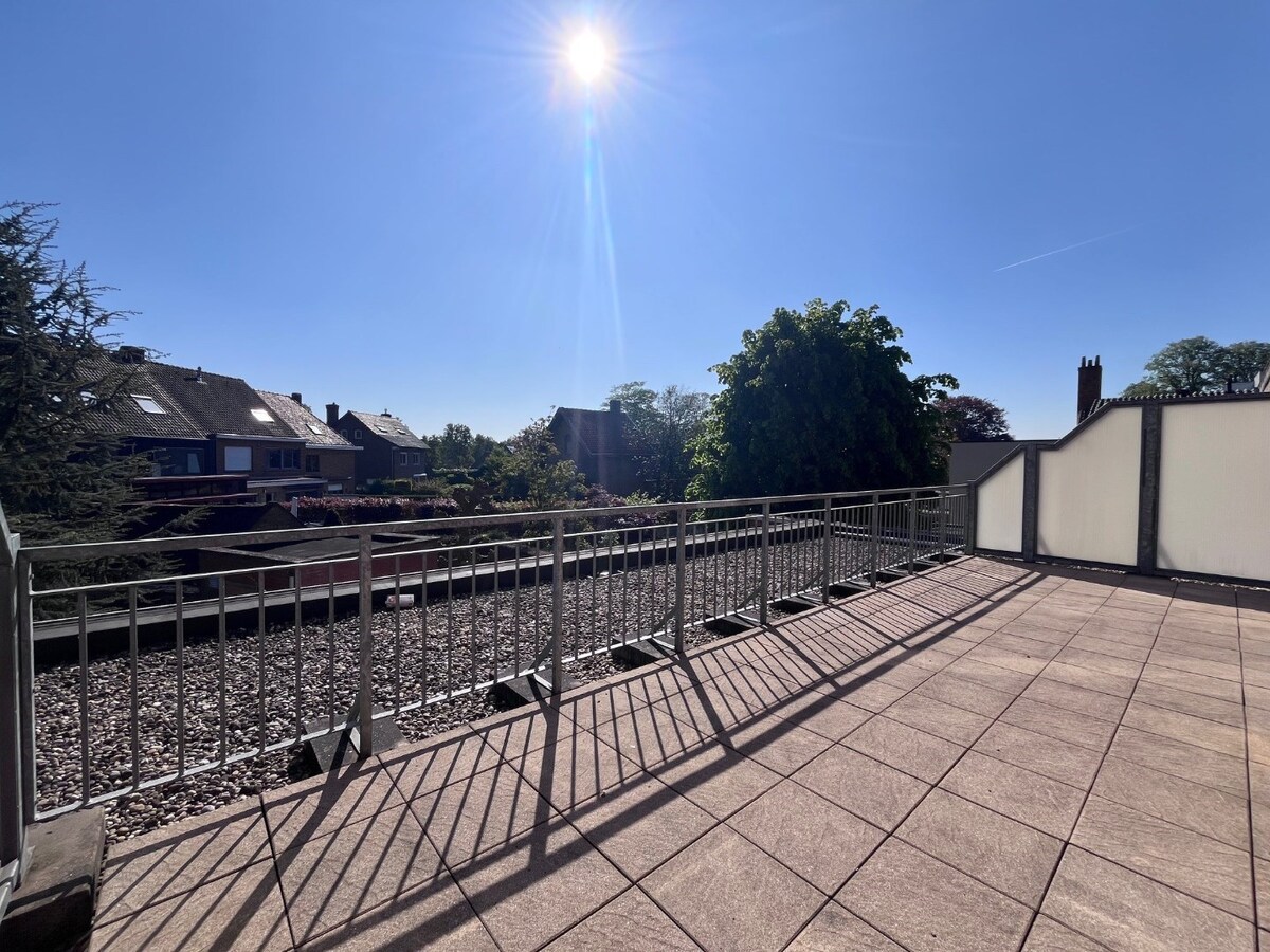 Bijzonder goedgelegen, ruim 3-slaapkamer-appartement met riant zonneterras 