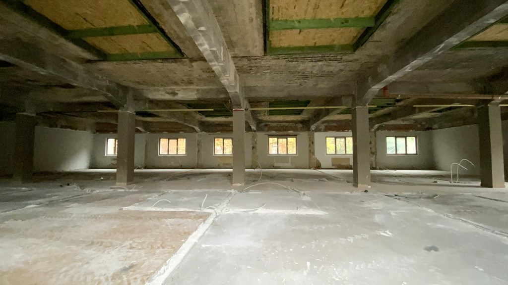 Kantoorrenovatieproject te koop vlakbij klaverblad in Gent