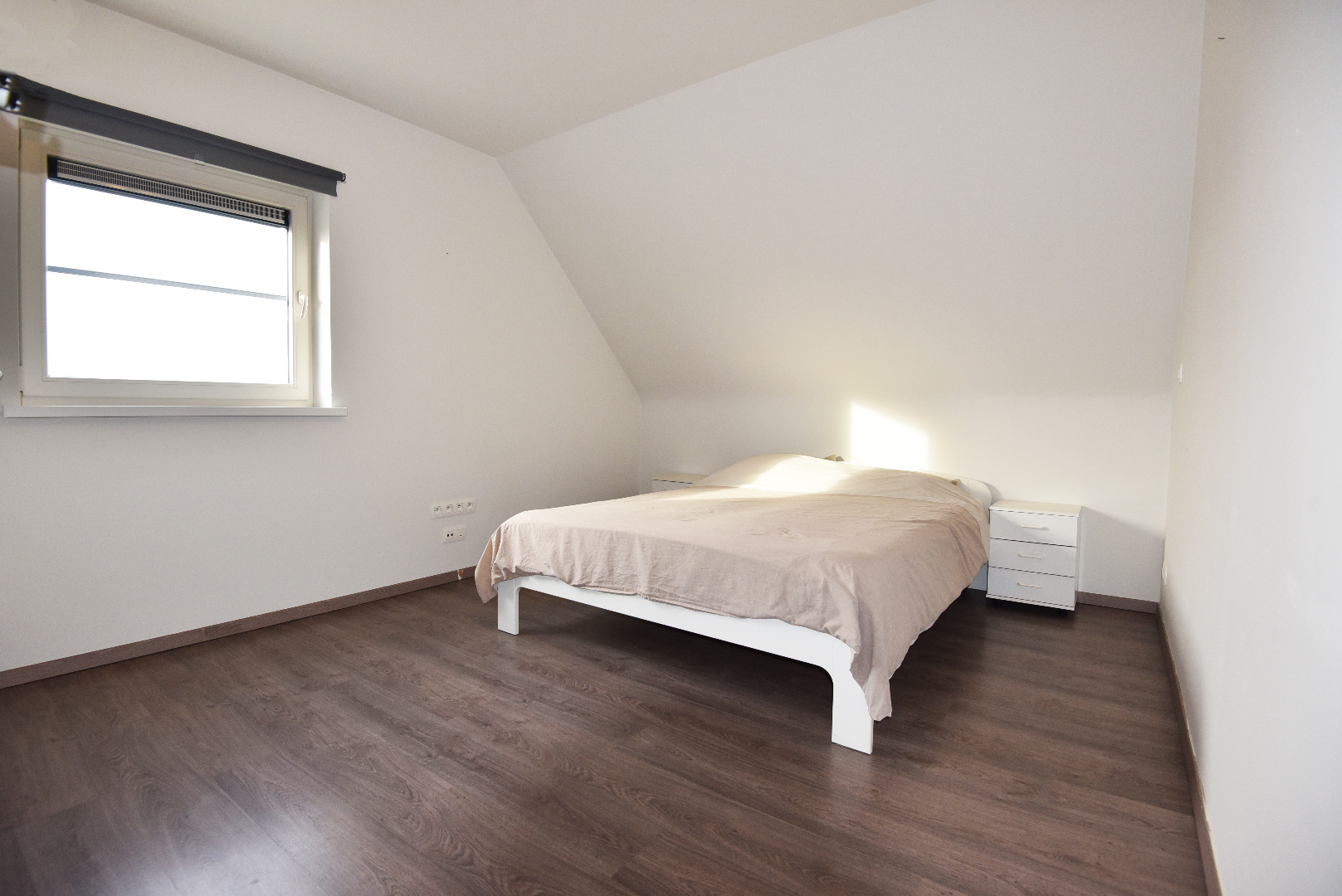 Duplex app. 142 m² met 3 slpks, terras en 2 autostandplaatsen te Maldegem 