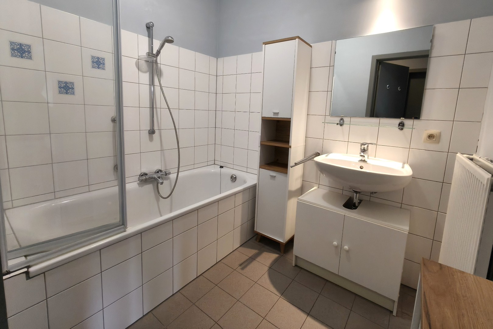 GELIJKVLOERS APPARTEMENT MET GARAGE 