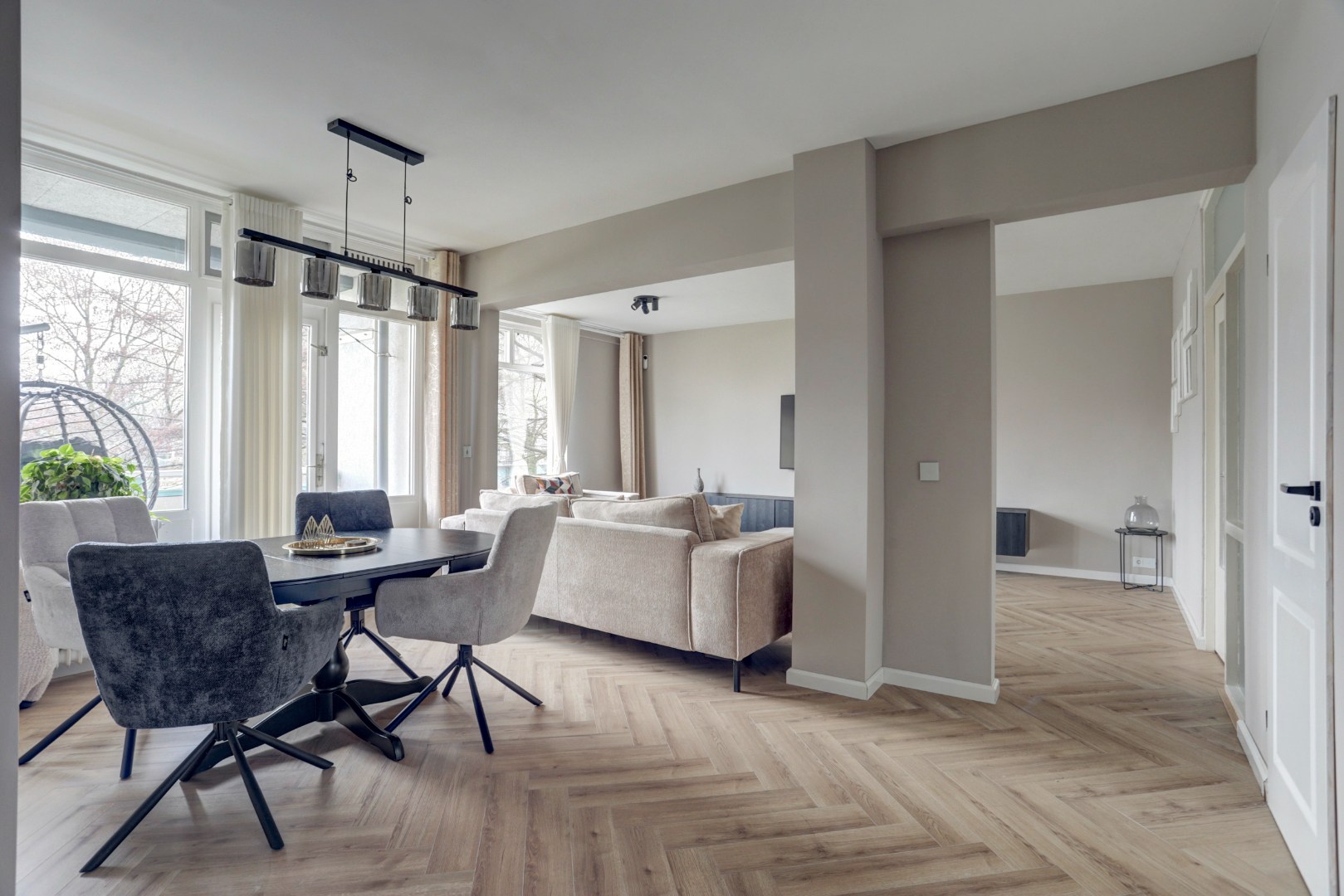 Instapklaar 3(voorheen 4) kamer appartement met royale living en moderne keuken, 2 slaapkamers en berging in de onderbouw. 