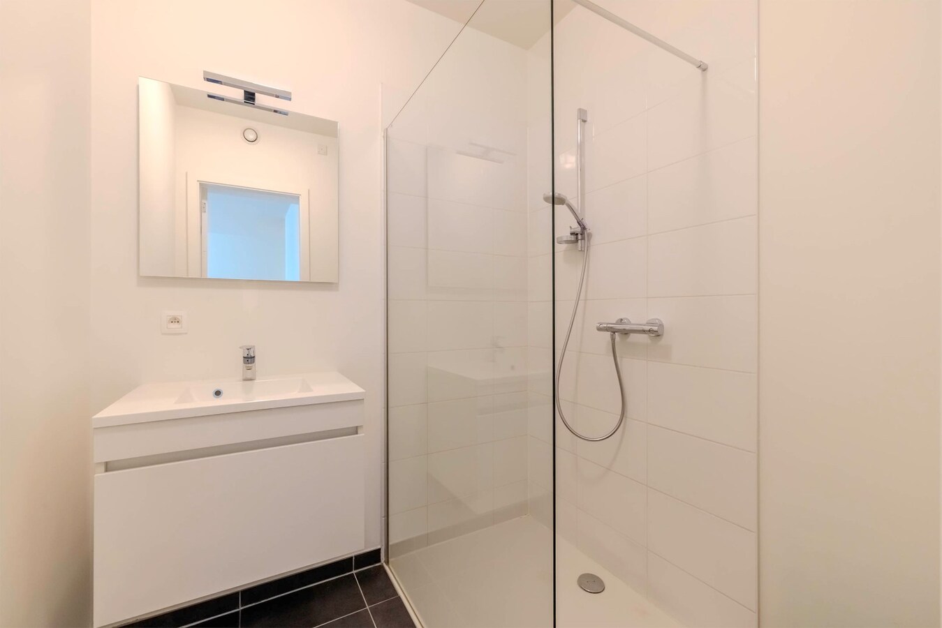 Instapklaar appartement + parking + berging 