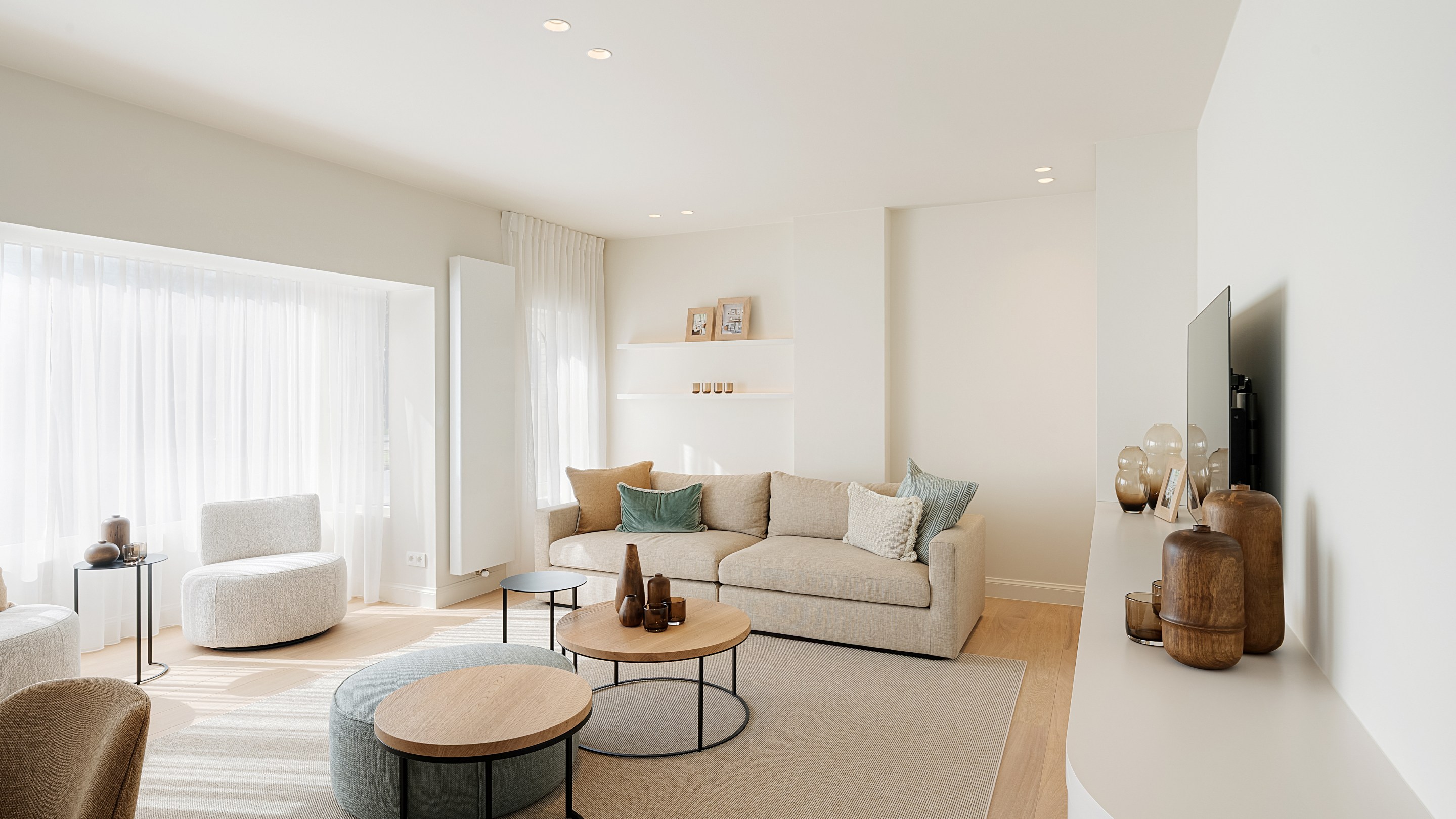 Op een uitmuntende locatie in Duinbergen, op wandelafstand van het strand en de duinen, bevindt zich deze prachtig en hoogwaardig gerenoveerde koppelvilla. 