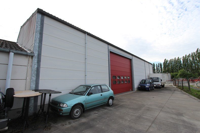 Bedrijfsgebouw met woonst te Eernegem 