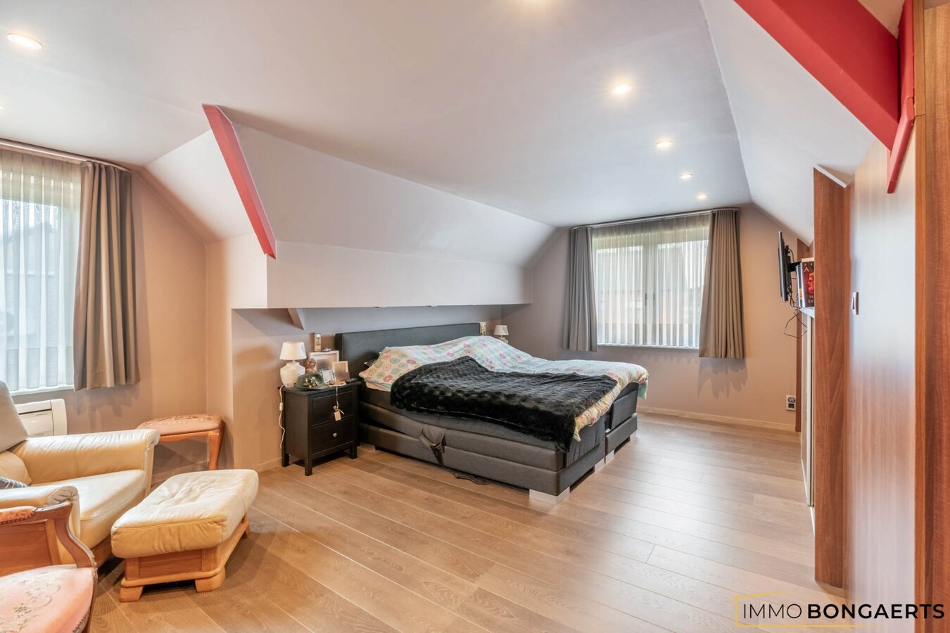 Ruime woning met drie slaapkamers en leefveranda 