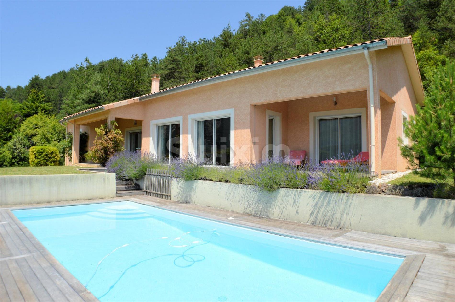 Eigentijdse villa omringd door wijngaarden 