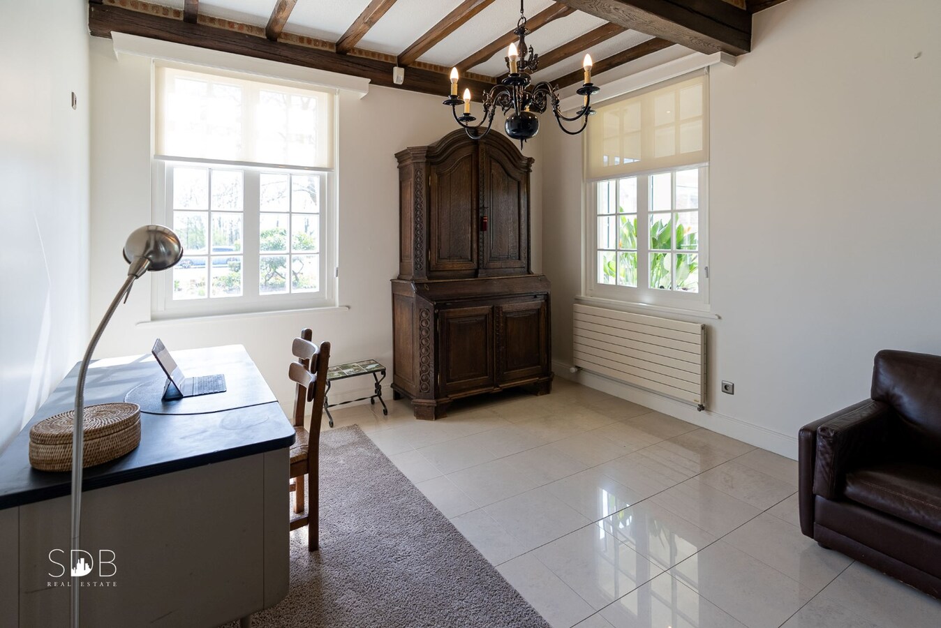 Stijlvolle villa met diverse bijgebouwen en graslanden op circa 3ha 