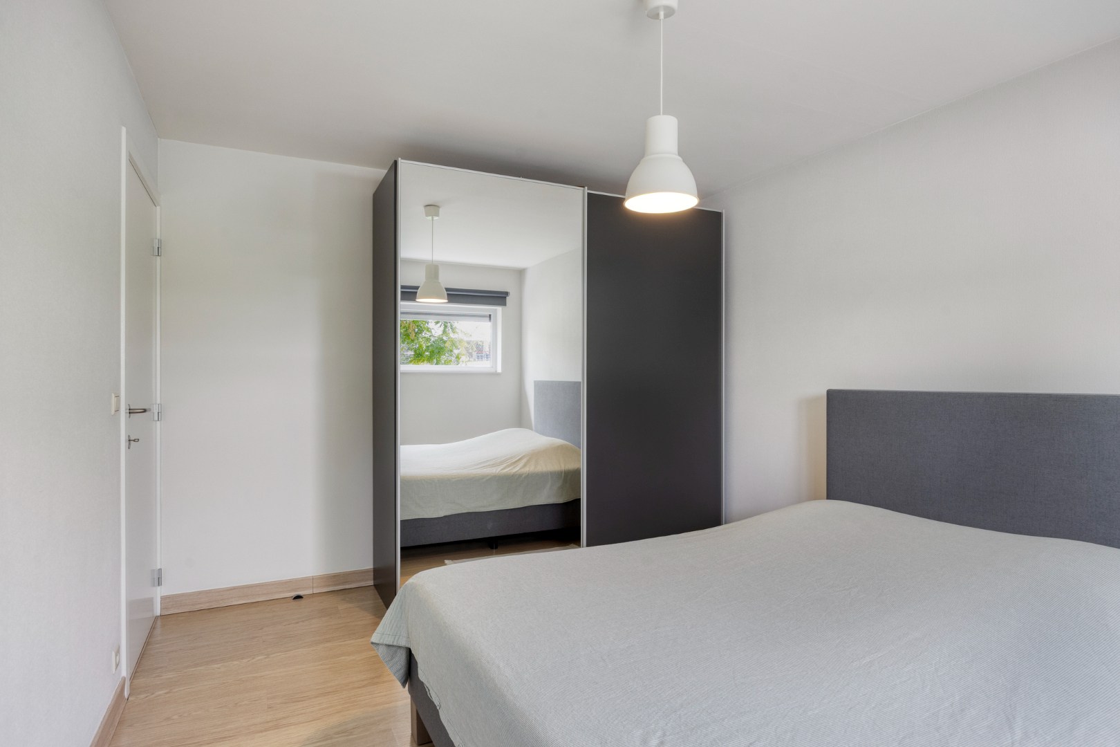 Gelijkvloers appartement met 2 slpk, 2 parkings en 2 kelderbergingen. 