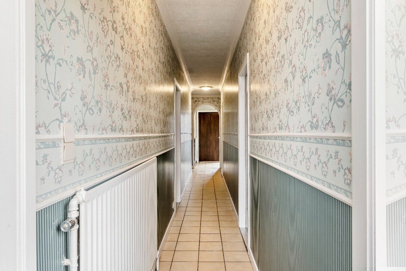 Te renoveren karakteristieke bungalow, 3 Slpk, ruime kelder met garage, op toplocatie 