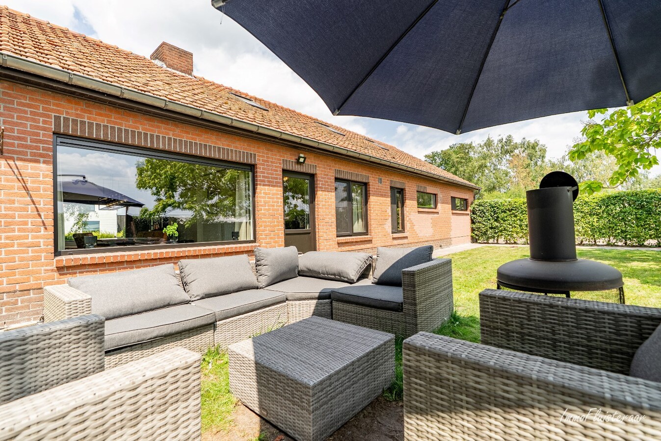 Hippisch complex op ca. 1,9 ha te Rijkevorsel Vergunning voor binnenpiste (60m x 30m) aanwezig! 