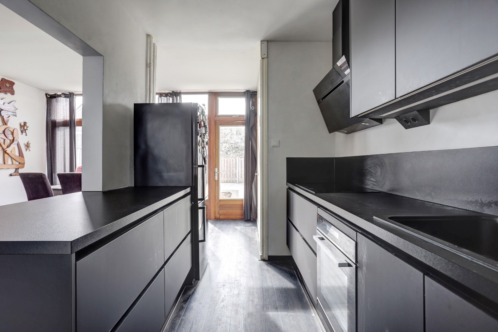 In het geliefde "Lage Land' is gelegen deze uitgebouwde 5-kamer tussenwoning met zonnige en diepe tuin en geheel gelegen op eigen grond. 