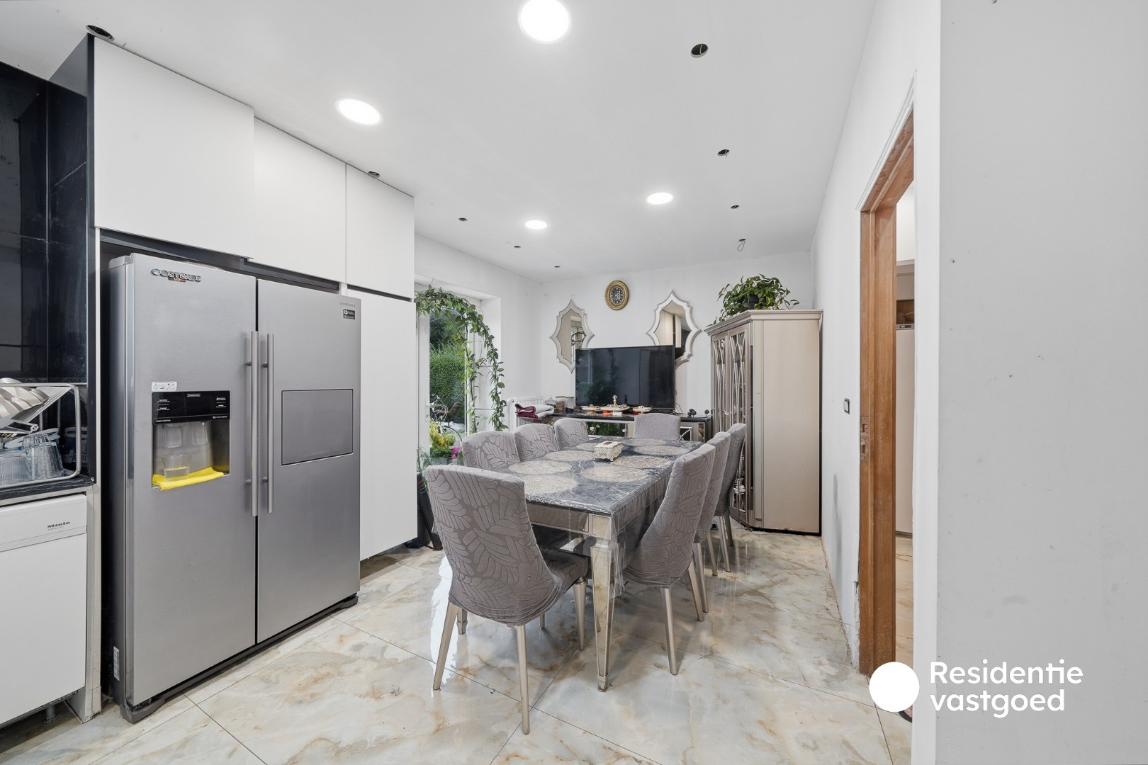 Halfopen woning met tuin en garage te koop 
