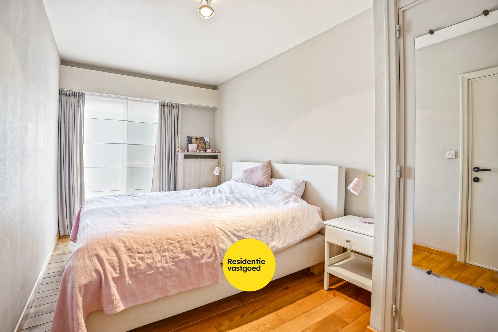 Instapklaar en lichtrijk 3-slaapkamerappartement (109 m²) met terras en privé-parkeerplaats te Oostduinkerke. 