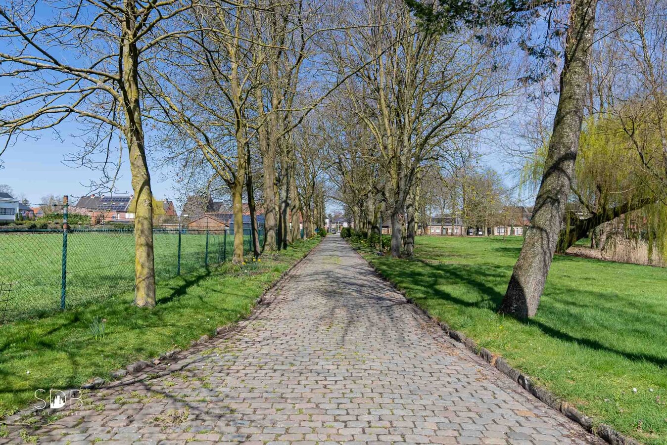 Stijlvolle villa met diverse bijgebouwen en graslanden op circa 3ha 