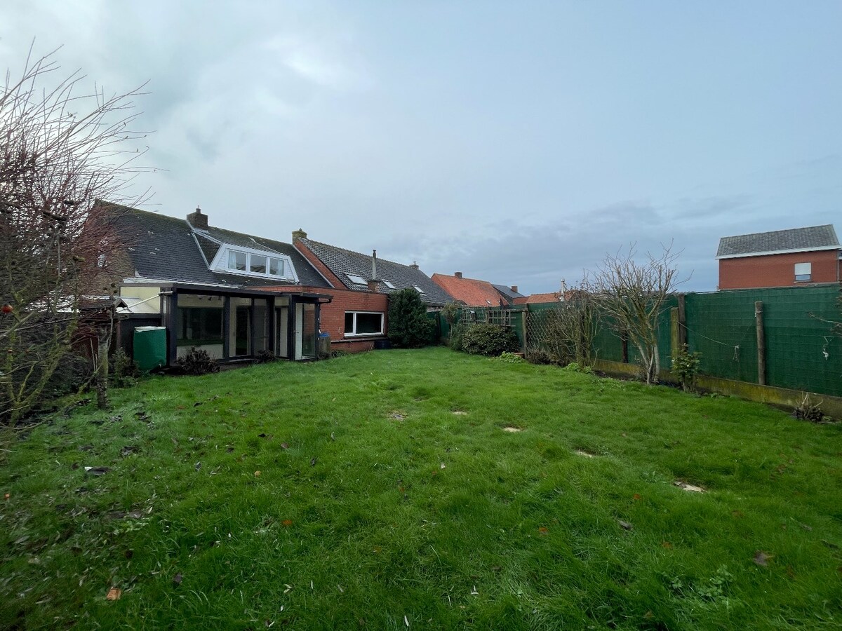 Stevige half-open bebouwing met 3 slaapkamers, tuin en garage te Moorslede 