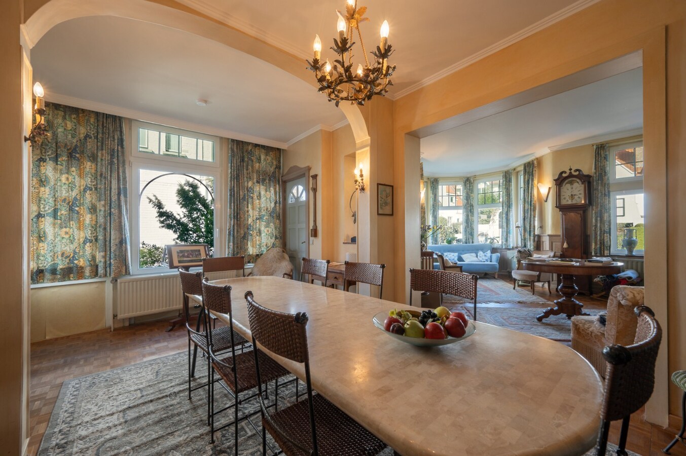 Villa in eclectische stijl met garage en staanplaatsen in het hart van Duinbergen 