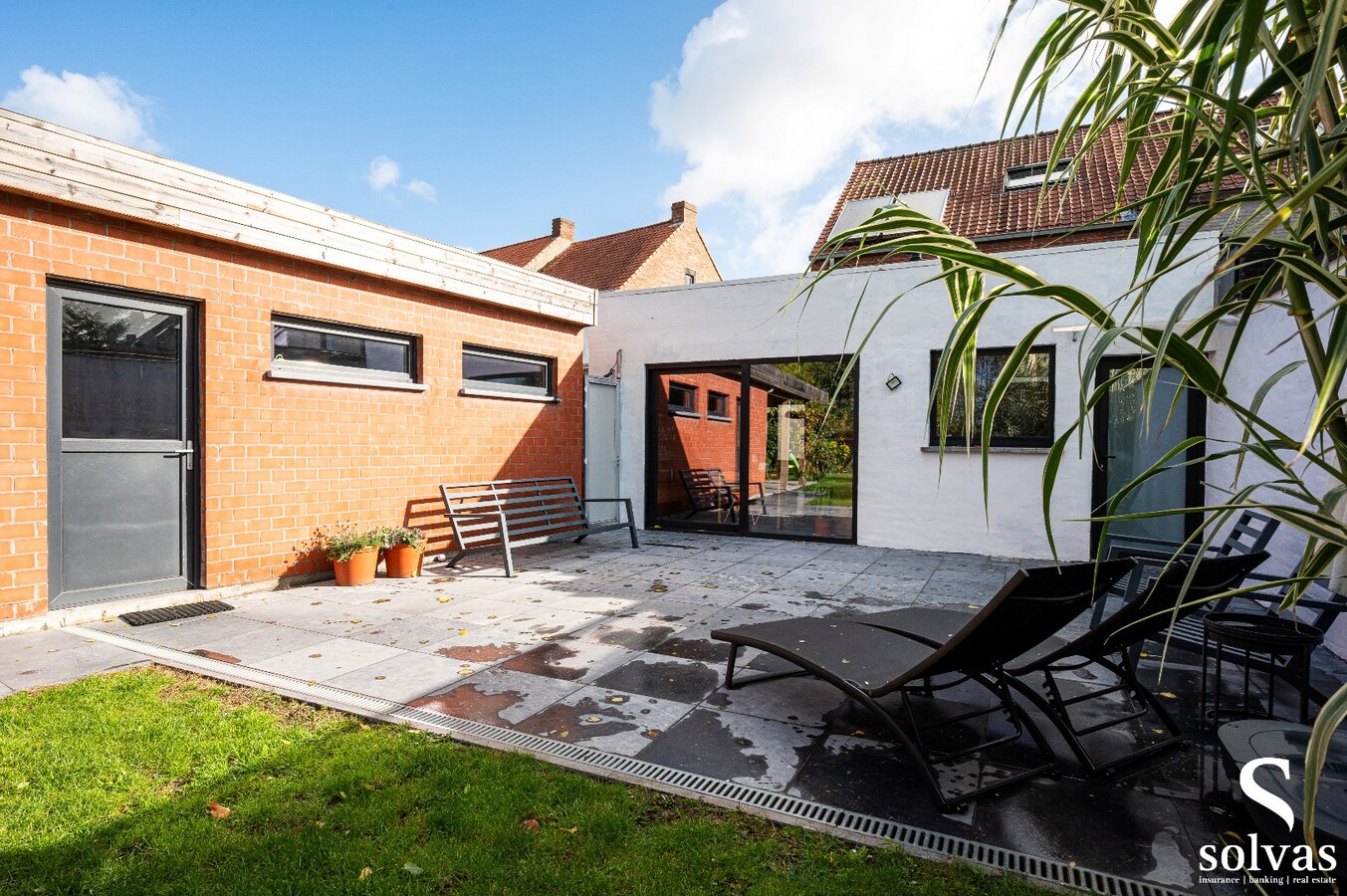 Halfopen gezinswoning met 4 slaapkamers, garage en zonnepanelen – Eeklo 