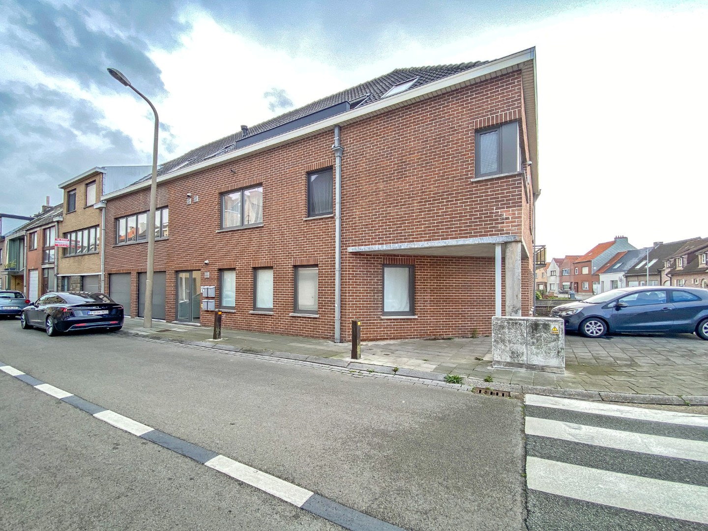 Gerenoveerd 3-slaapkamerappartement te huur in kleinschalig gebouw te Bredene. 