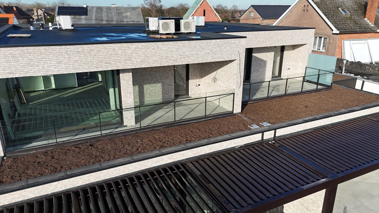 HOOGWAARDIG AFGEWERKT APPARTEMENT VAN 134M² MET 2 SLAAPKAMERS, RUIM TERRAS EN PARKEERPLAATS TE CENTRUM TUILT 