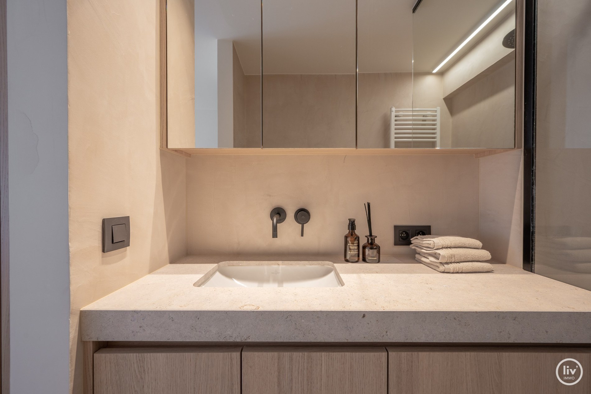 Appartement de 3 chambres lumineux et rénové avec vue dégagée. 