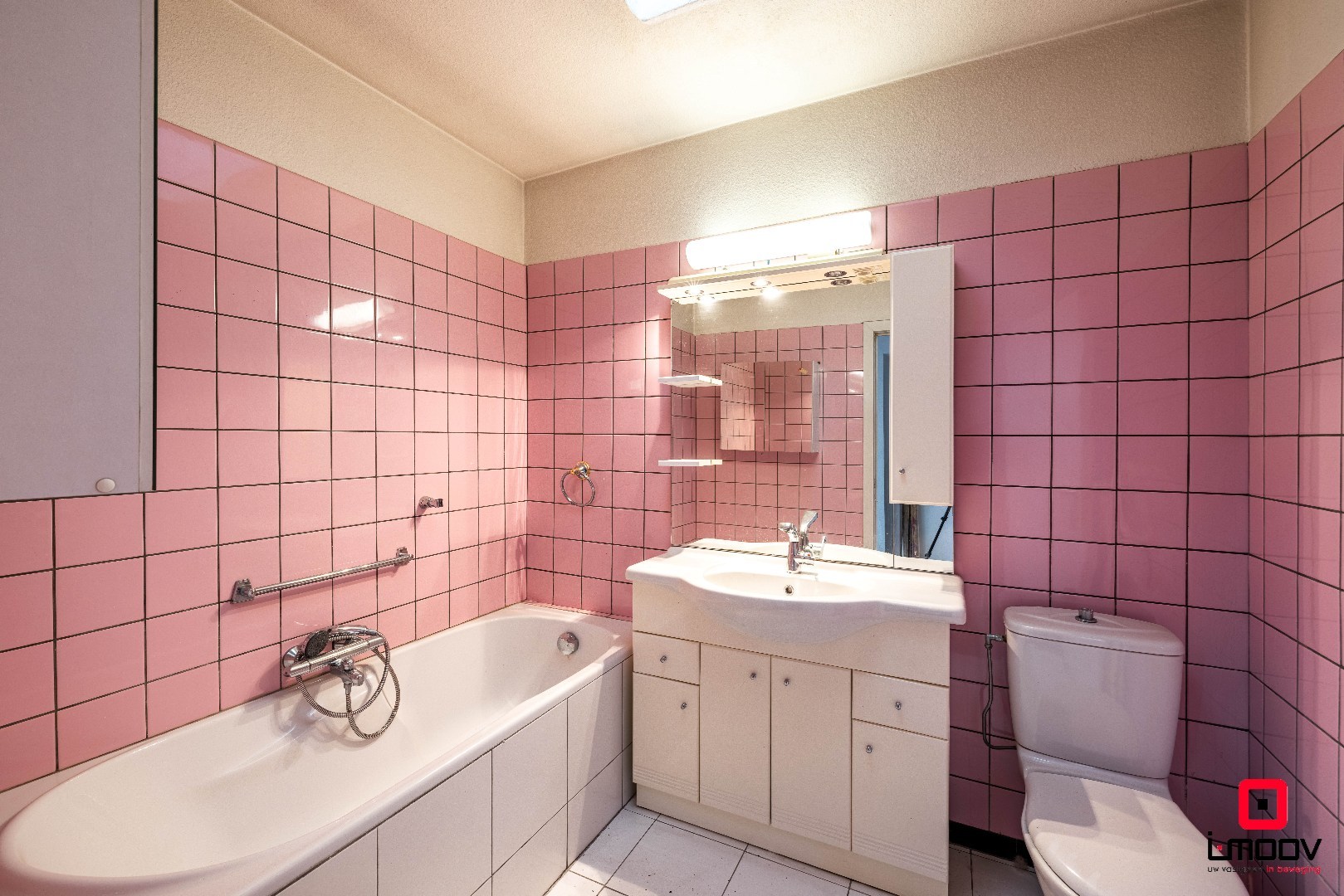 Ruime te renoveren stadswoning met garage en vier slaapkamers in de stationswijk 