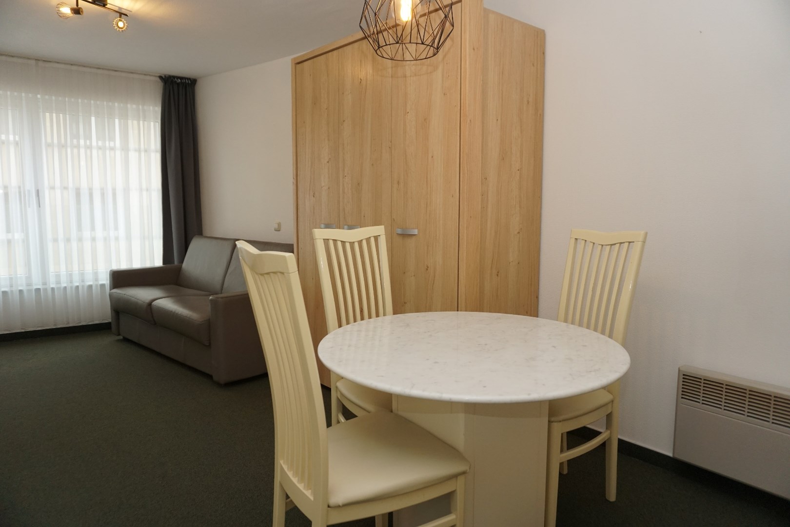 GEMEUBELDE STUDIO MET ZIJDELINGS ZEEZICHT IN CENTRUM OOSTENDE 