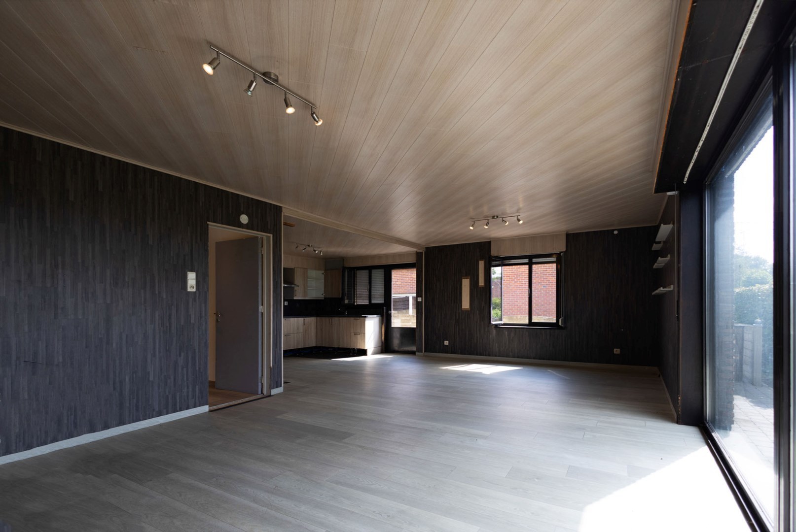 Bungalow met 2 slpks en bijgebouwen landelijk gelegen te Adegem 