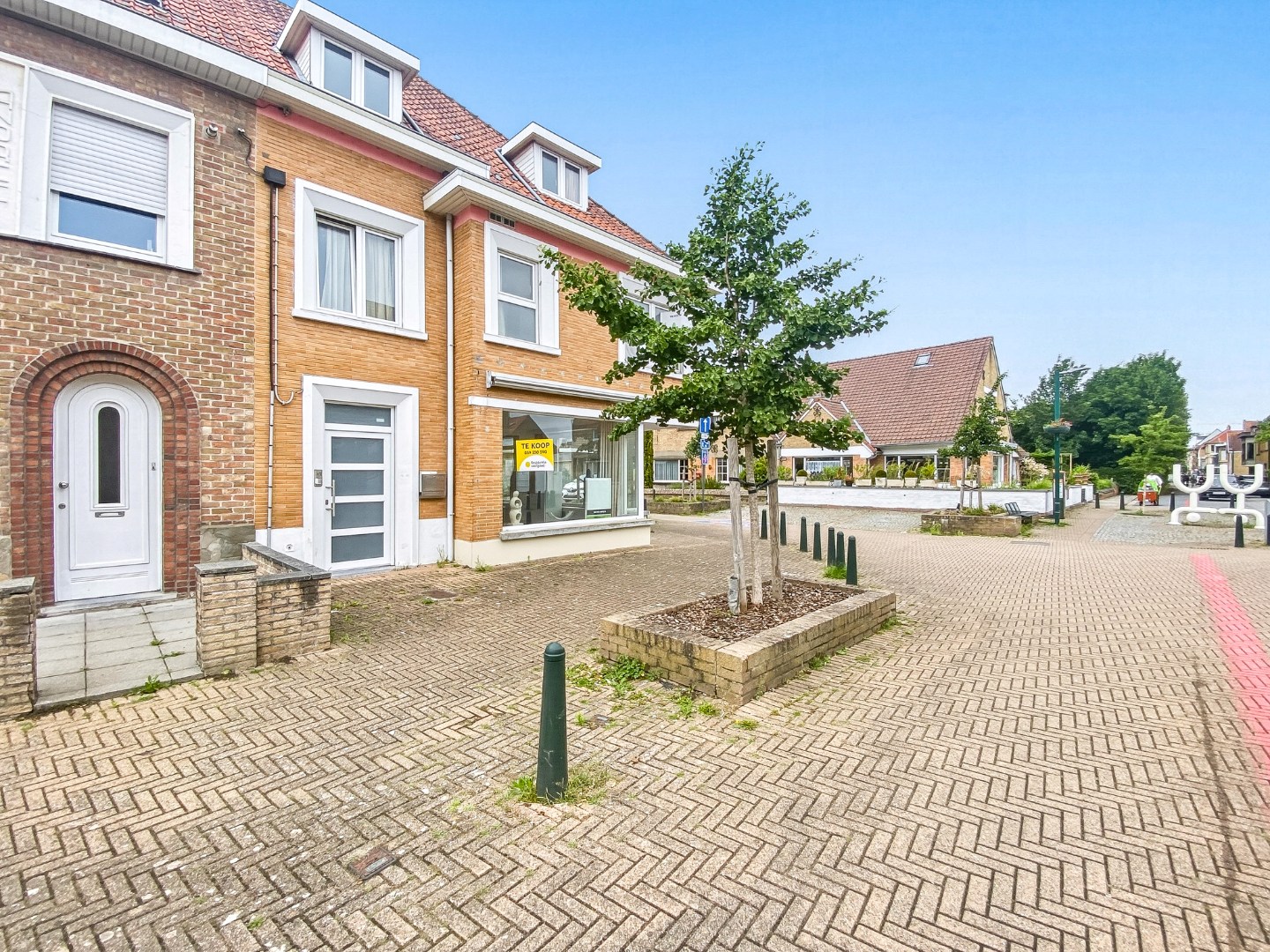 Ruime hoekwoning met 3 woonunits in het centrum van De Panne. 