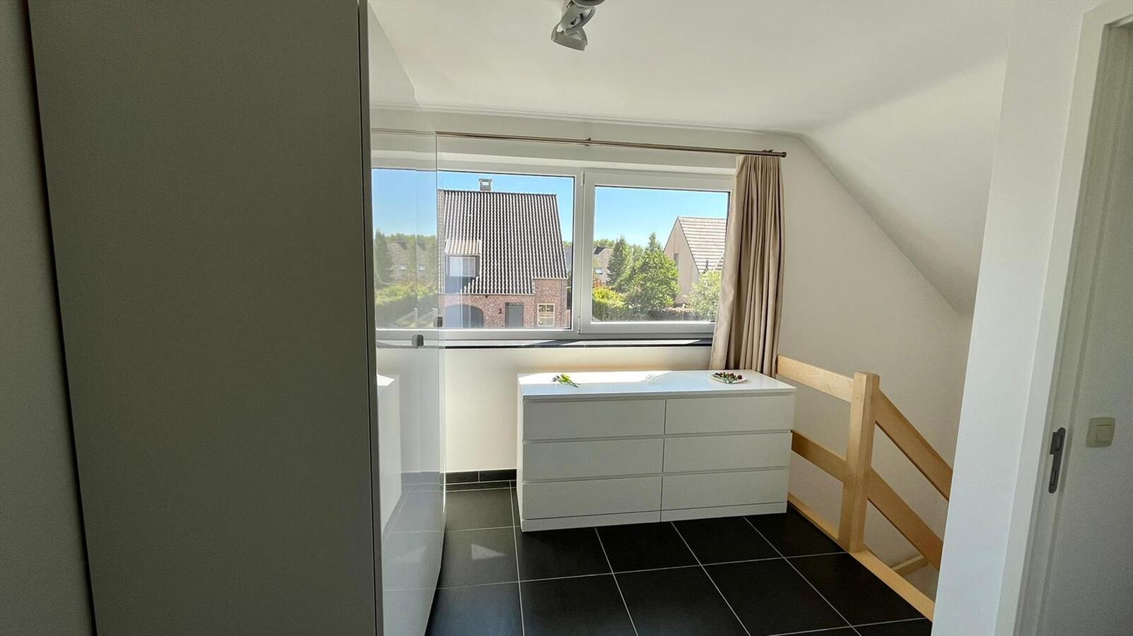 Ruime villa in residentiële wijk te Dikkelvenne 