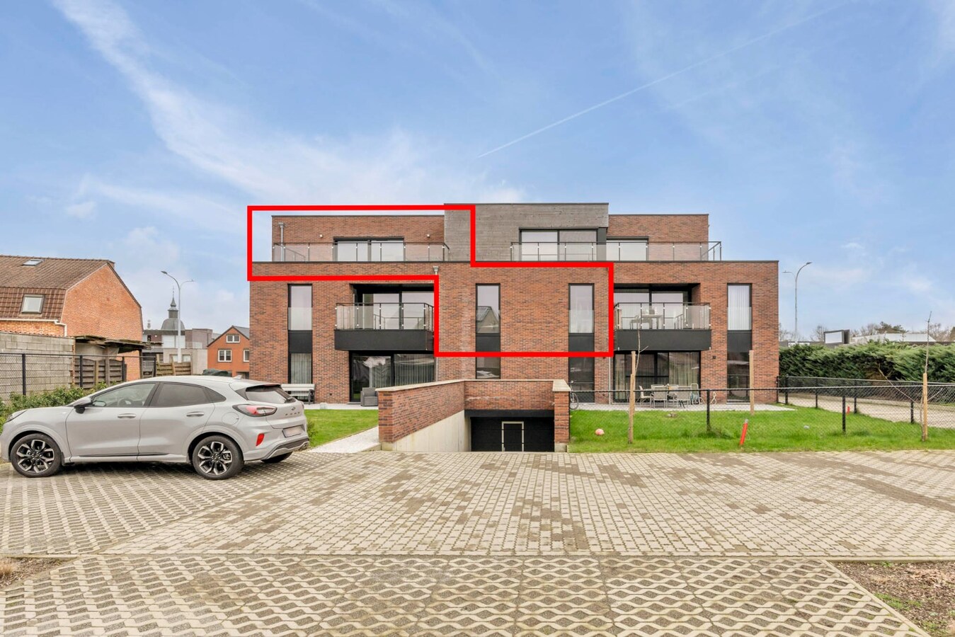 Recent duplex appartement met 2 slaapkamers en garage. 