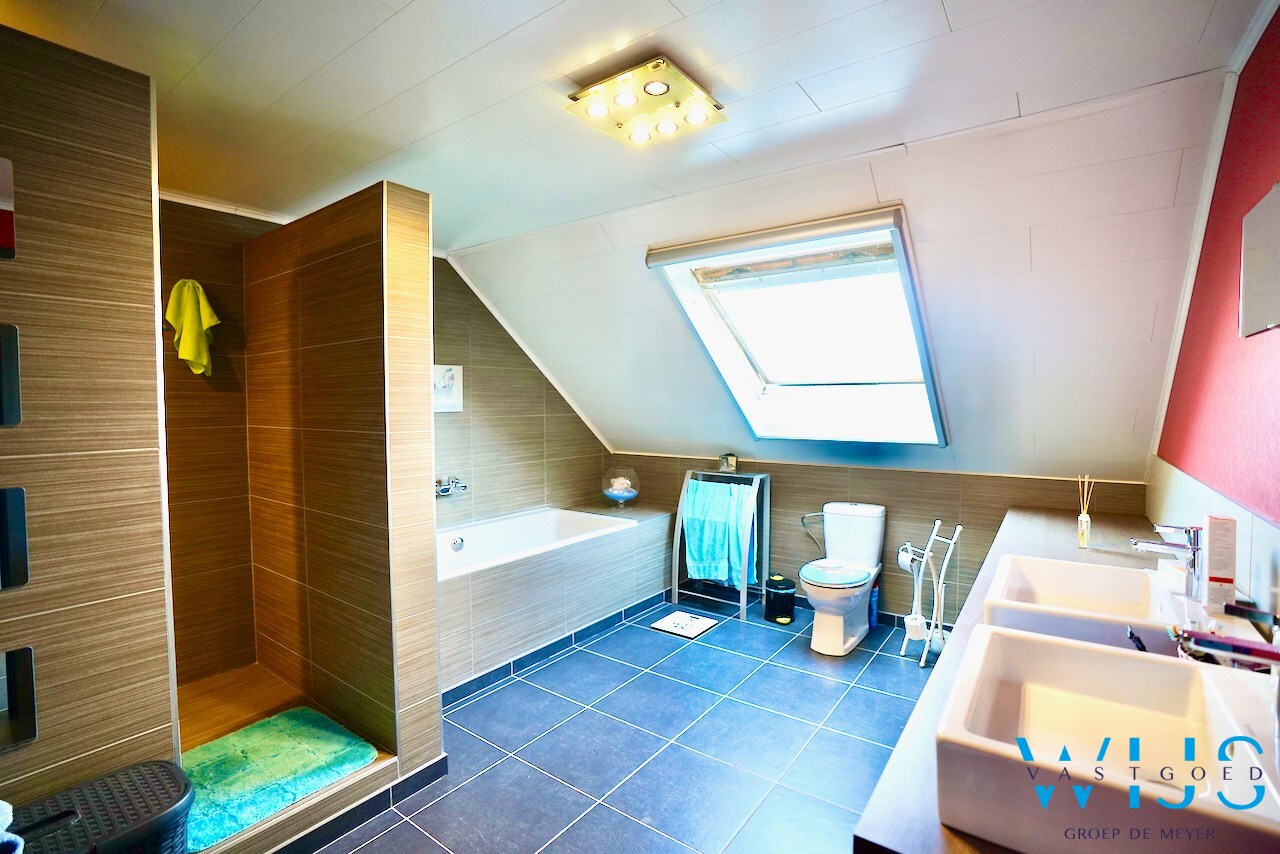 Ideale gezinswoning op 555 m² met 2 garages te Evergem ! 