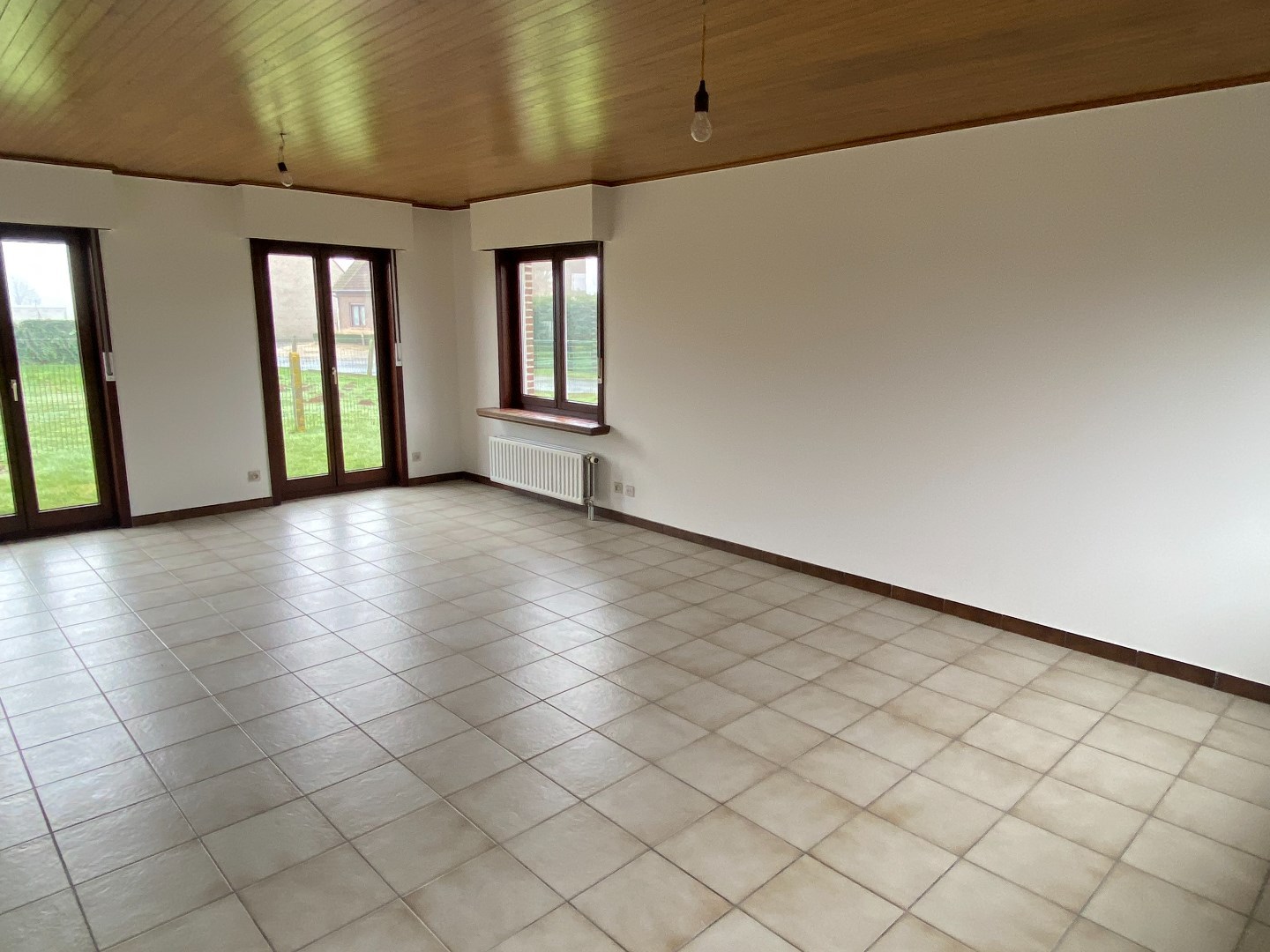 Ruime woning met drie slaapkamers en tuin. 