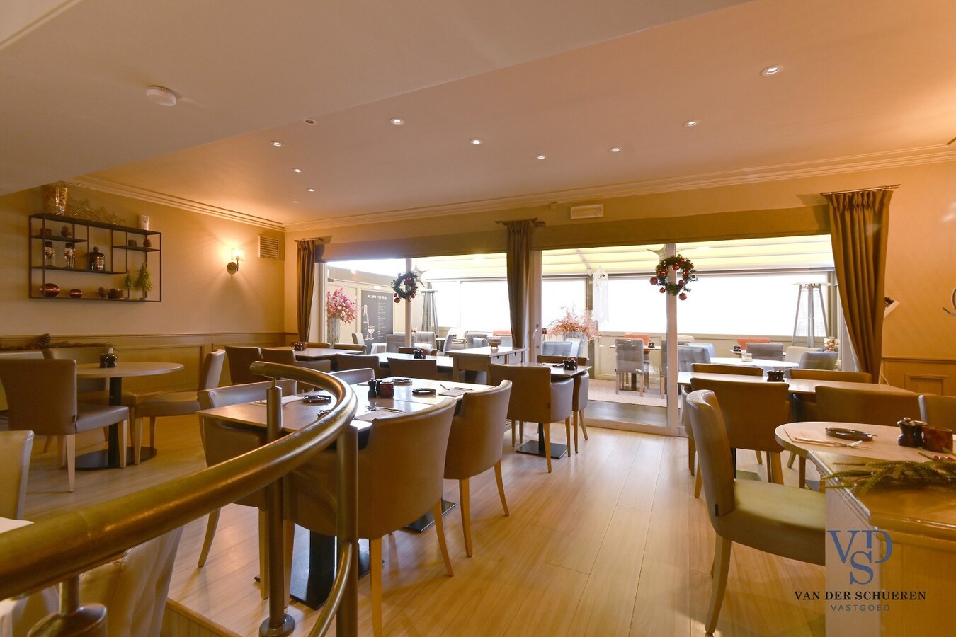 Handelspand (>300 m²) en 2 appartementen. 