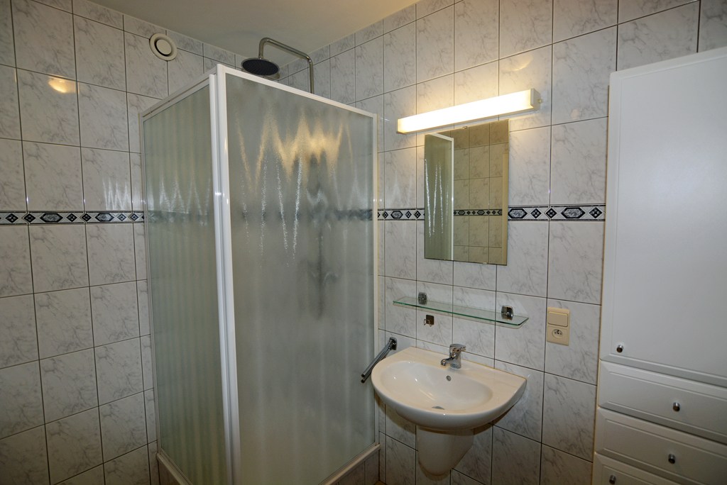 Gelijkvloers appartement (121 m²) met 2 slpks, overdekt terras, garage en kelderberging. 