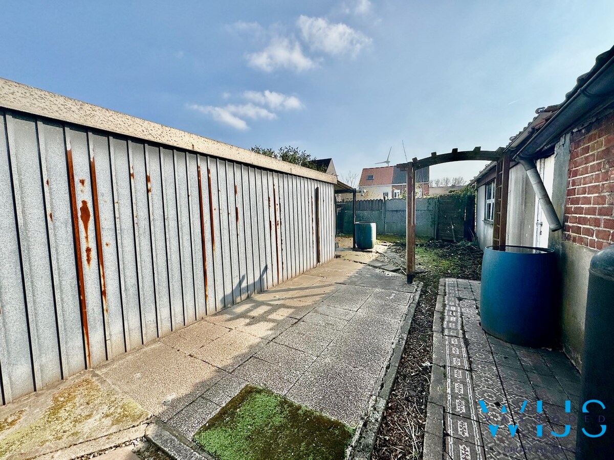 Op te frissen woning met tuin &amp; 2 garages te Rieme ! 