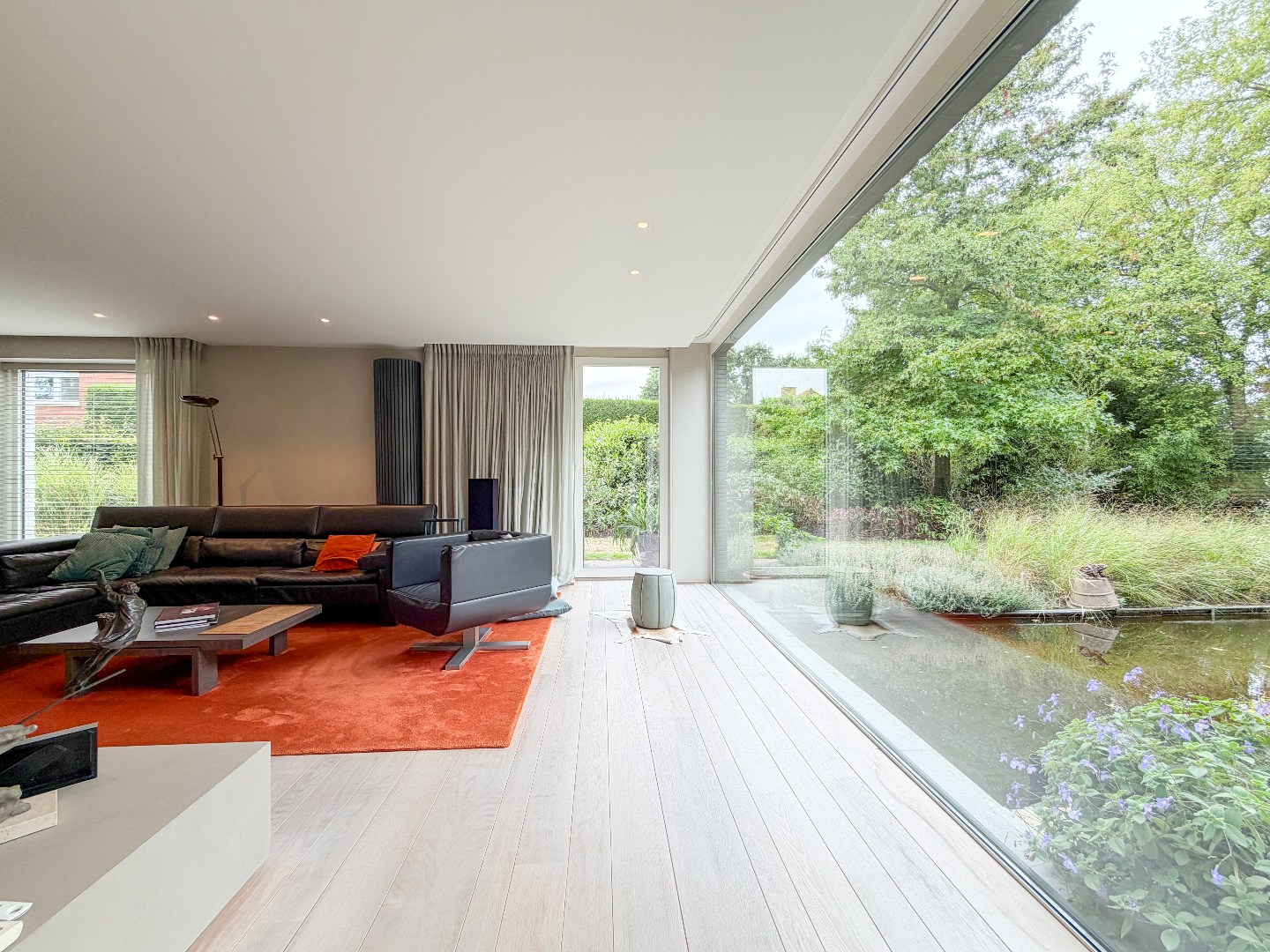 Ruime villa met prachtige tuin en hoogwaardige afwerking, perceel van 1891 m², rustig gelegen te Torhout 
