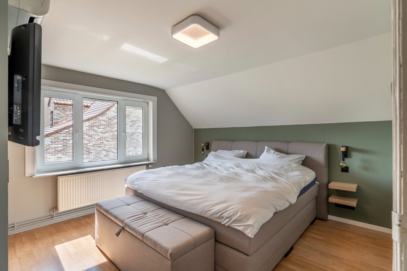 Ruime woning met 4 slaapkamers op een zeer ruim perceel. 