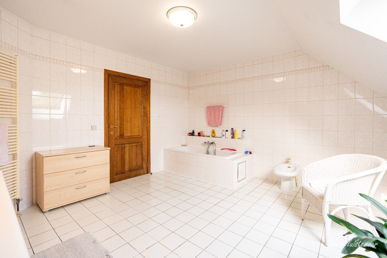 Prachtige villa met een ruim stalgebouw op ca. 2,2 ha te Dilsen-Stokkem 