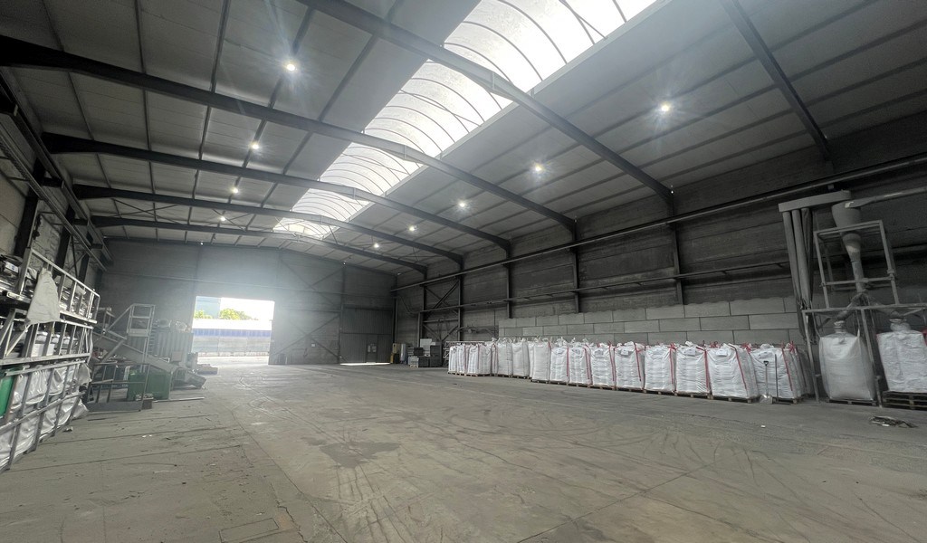 Loods met verharde buitenruimte te huur in Waregem