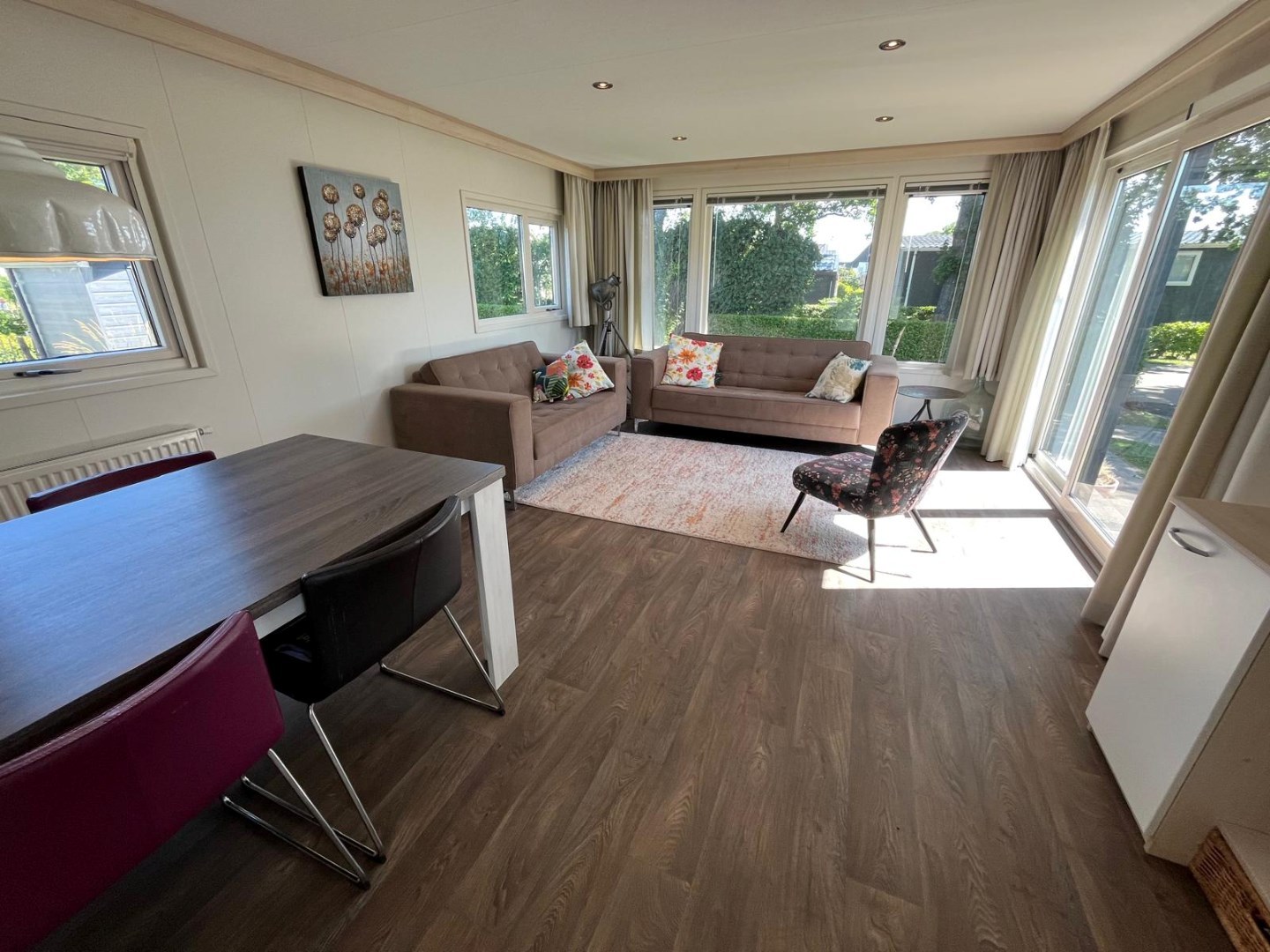 T.A. Makelaardij biedt aan: Goed onderhouden chalet (V47) op een rustige plek met veel privacy 